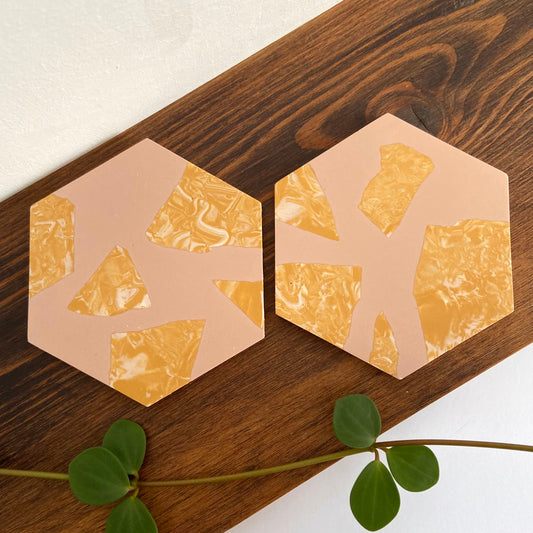 Set of 2 coasters in pink + marbled mustard fragments